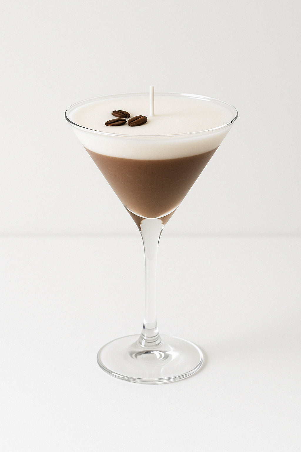 Handgemaakte geurkaars in cocktailglas met espresso martini geur