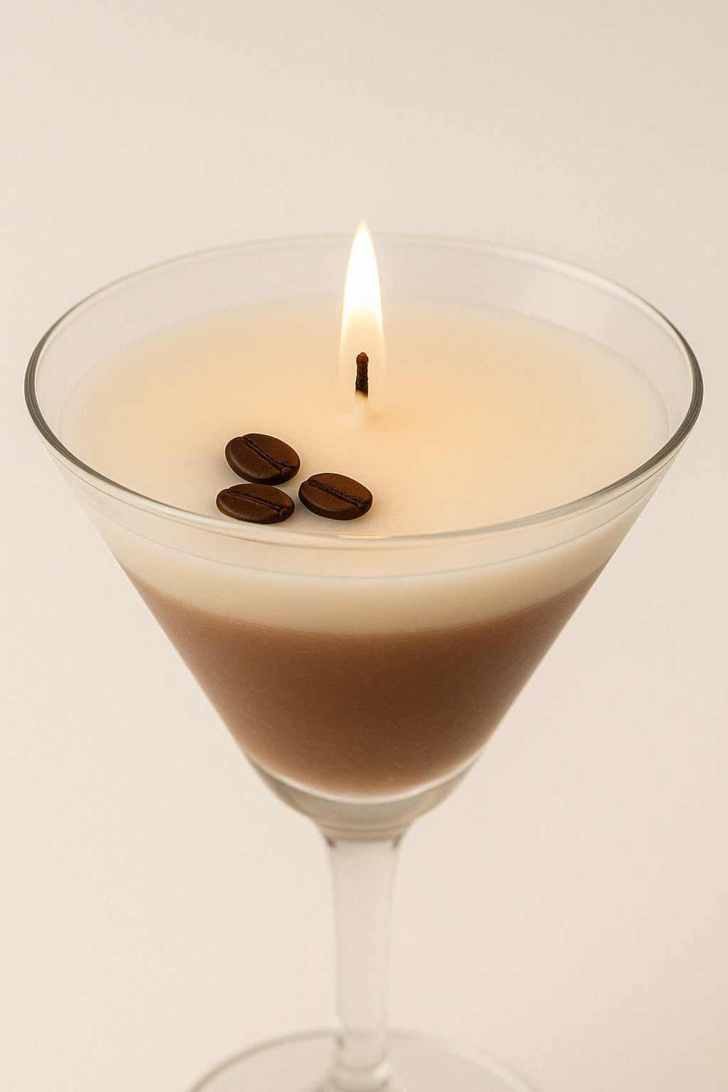 Handgemaakte geurkaars in cocktailglas met espresso martini geur met vlam
