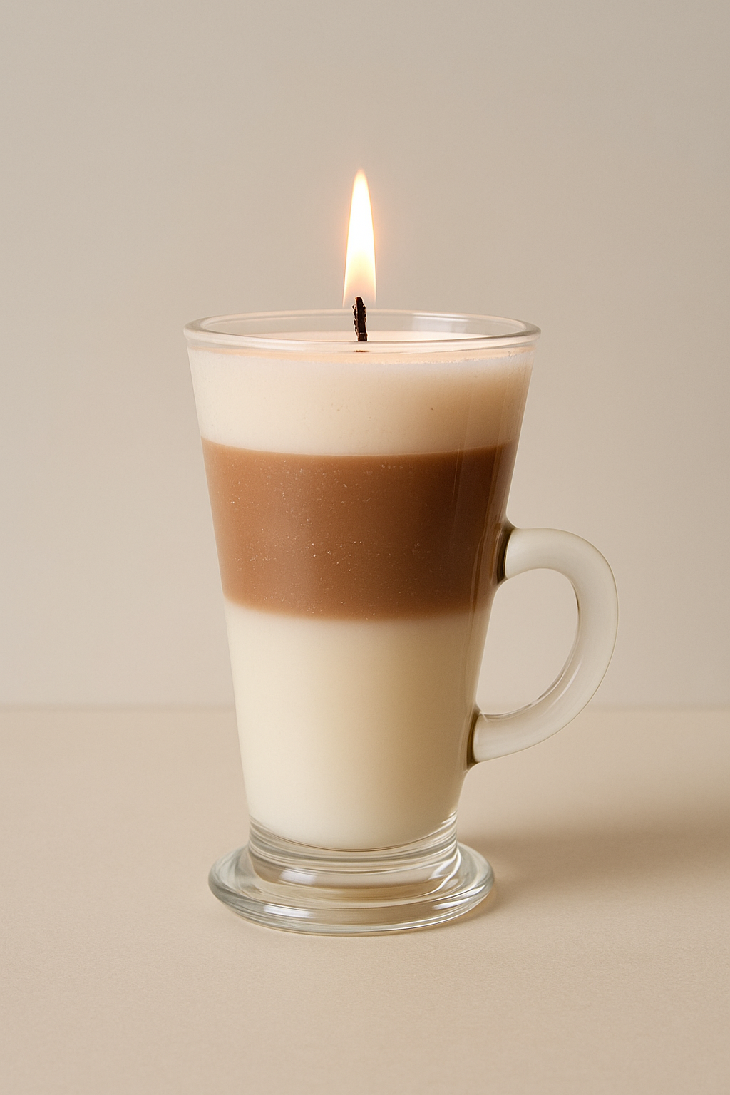 Handgemaakte latte macchiato geurkaars in glas met koffielagen met vlam, uniek cadeau met