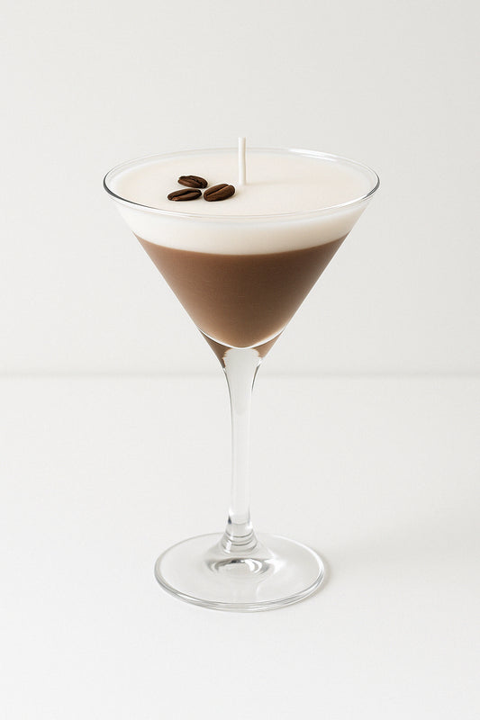 Handgemaakte geurkaars in cocktailglas met espresso martini geur